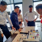 如何將美學真正實現(xiàn)在生活中？具備易清理、不易殘留油煙及污漬的人造石檯面與烤漆玻璃，在整體搭配上也需要同步想像，視覺效果的用色等。