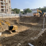 開挖地基講求細(xì)膩度，需要一一評(píng)估地質(zhì)種類、水位，及不影響鄰房地基為原則。