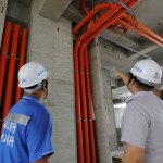 每一條管線宛如建築的筋絡血管，平整、有條理不紊亂的管線配置，才能為將來種下舒適的環(huán)境，現(xiàn)場工地主任與水電廠商按圖施工監(jiān)督把關。