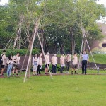 【新業(yè)觀峰】的水岸及前庭步道，連接著日本藝術(shù)家「駿河 敏」親手拚貼綴飾的碉堡。它不僅是孩子爬高探險(xiǎn)滿足好奇心的碉堡，也是觀峰前院一大充滿童趣的微地景藝術(shù)。