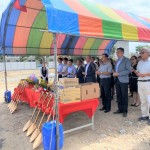 新業(yè)建設(shè) 穆椿松名譽(yù)董事長(右五)，帶領(lǐng)著各部門職人團(tuán)隊(duì)，一同焚香祝禱，相信心誠則靈，能使【築願景】在天時、地利、人和的條件下完美開展。