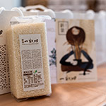 手捧一畝田，品嚐著音符的綿密，分享在座嘉賓。