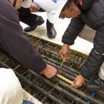 上樑意即在頂樓綁紮金漆鋼筋，「如人之加冠」，象徵建築主體完工在即。