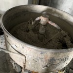 在職人大展身手前，先將石子材料與石泥按比例混合，是重要的事前作業(yè)。