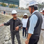 藝術(shù)家王忠龍(左一)與新業(yè)團隊一同前往【築願景】基地選石，表達這塊土地與建築物之間的對話及密切關(guān)係。