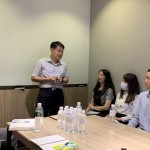 新業(yè)建設(shè)邱正光副總經(jīng)理(圖中)，勉勵(lì)夥伴們精進(jìn)自我，也不吝分享自身對(duì)工作的態(tài)度與心得，使新進(jìn)的生力軍們獲益良多。