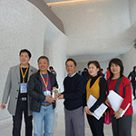 理事長致贈獎牌表達(dá)感謝之意