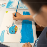 簡單深刻的繪本故事，深深烙印在孩子的腦海中，繽紛的色彩、俐落的線條，傳遞鯨魚和大海在心中的美好想像。