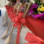 閃耀著金銅色光輝的開(kāi)工鏟子，每把都身負(fù)重任，將開(kāi)啟東區(qū)「新業(yè)築森鄰」美好家園。