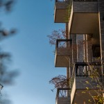 闊達6米面寬的樹島陽臺，為客廳延伸一幅闊綠景致，天光雲(yún)影還有大樹相伴，可以是一人獨坐的書席、兩人對話的雅座，也是一家人共聚午茶時光的花園，大陽臺空間讓生活走出戶外，就像擁有一座自己的院子，隨心隨意自由運用。