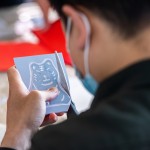 這次活動(dòng)選擇版畫藝術(shù)的其中一種技法—凸版版畫，先在樹酯版上刻好圖樣後，沿著線條邊緣將圖樣剪下，之後再隨意與其他元素圖樣進(jìn)行印製，屬於自己獨(dú)一無二的作品就完成了！