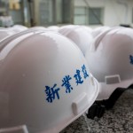 新業(yè)總是將住戶的需求與期待放在心上，每一頂工程頭盔不僅代表專業(yè)，也象徵著與建築師心起手應(yīng)，一步一腳印的紮穩(wěn)馬步。