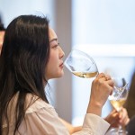 純淨的白蘇微濃，金黃閃爍的光澤閃爍，清爽、芬芳的氣息在口中縈繞，是款不可多得的佳釀！