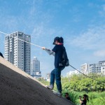 新業(yè)夥伴們拉著繩索，紮實地一步一腳印，逐一攀壁而下，貼近我們的自然芳鄰－筏子溪。