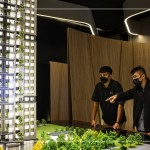 新進同仁們難得親見作品模型，相互討論關於設計施工上的細節(jié)，想像彷彿躍然紙上－十四期大塊森濤22樓宜居建築。