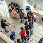 建築藝術(shù)家在樣板上示範(fàn)「作畫」