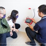 在客服人員、工務(wù)同仁的陪同下，弱電廠商測(cè)試電視插座，並且詳細(xì)的解說弱電箱的位置。