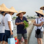 聽著在地小農(nóng)–翁爸爸說明秧苗的成長故事，一點一滴都是辛苦的付出，期許時時懷著一顆謙卑的心，感恩腳下每一寸土地。(圖右一為新業(yè)建設(shè) 穆椿松名譽董事長)