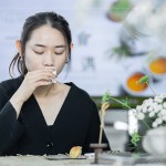 帶領(lǐng)家族好友探索茶湯的箇中滋味，在專業(yè)手法與步驟下，品出蜜香紅茶的甜、白茶的清香、鐵觀音的獨特韻味。