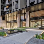 微風(fēng)一方靜謐芳華，讓自然蔓延前庭，夜晚亮起柔和燈光，融進(jìn)建築表情，也沁入，每位歸家的住戶心裡。