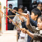 以皮為底，以桿為骨，體驗皮影戲偶，躍上小小影窗中，讓小朋友們增添另一份趣味的體驗。