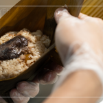 東坡肉、栗子、鹹蛋黃、香菇、蝦末、紅蔥酥為內(nèi)餡，油亮的色澤，待出蒸鍋，濃情粽意飄香，為今年端午時節(jié)，添上最思念的味道。