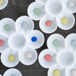 五顏六色的高溫釉藥，後續(xù)經(jīng)過1230度的高溫燒製，待火窯燒結(jié)後，這只陶風鈴，將化為獨一無二的手感工藝。