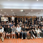 看見(jiàn)新世代面對(duì)建築懷抱著純粹之心，新業(yè)每年願(yuàn)盡一份心力助學(xué)子們穩(wěn)紮穩(wěn)打，築夢(mèng)踏實(shí)。(圖第一排左七為新業(yè)建設(shè) 蕭智夫 建築師)