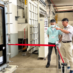 新業(yè)建設(shè)營(yíng)建部 賴英濱經(jīng)理(右二)帶領(lǐng)職人團(tuán)隊(duì)，與YKK團(tuán)隊(duì)人員一起於兆立科技風(fēng)雨實(shí)驗(yàn)室，測(cè)試氣密窗的氣密性能、水密性能、抗風(fēng)壓性能。