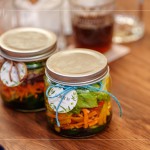 每瓶DIY沙拉罐成品綁上新業(yè)客製化紙標(biāo)，讓每位住戶回家開封時(shí)，再次回憶起「油潤食刻」中的每一刻。