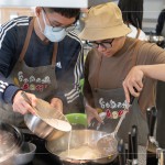 蘿蔔絲燜煮至透明後，將拌勻的粉漿倒入鍋中，與蘿蔔絲加熱拌勻，至粉漿完全糊化。