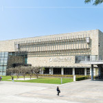 三月初春之際，相聚國(guó)家級(jí)藝術(shù)殿堂－國(guó)立臺(tái)灣美術(shù)館，聆聽(tīng)一段充滿轉(zhuǎn)折起伏的星途旅程。