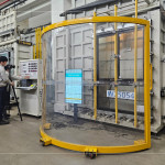 測驗氣密窗『抗風(fēng)壓』性能時，全程使用防護(hù)設(shè)備，預(yù)防試驗過程中玻璃爆裂。