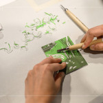 透過版畫藝術(shù)中的凸版技法，運(yùn)用角刀與圓刀等工具，一刀一筆、刻法交錯出圖樣，展現(xiàn)細(xì)膩的紋理與豐富的層次感。