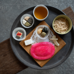 舒心午後，帶著大家來場糕點品茗，喝著杉林溪的生態(tài)紅茶、品嘗鹹甜交織的傳統(tǒng)肉餅、意想不到的鳳片龜口感、鹹香濃稠的麵茶等中式糕點。