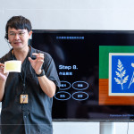 藍(lán)曬藝術(shù)家-許翰殷，以藍(lán)曬法教學(xué)引導(dǎo)，結(jié)合自然媒材與負(fù)片創(chuàng)作，帶領(lǐng)住戶製作獨(dú)一無二的明信片。 