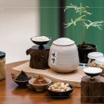 從古日本傳入至今，味噌早已融入臺(tái)灣的飲食日常，無(wú)論是湯、醬或佐料，都成為家常裡的一抹溫暖。