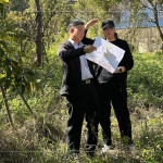即使是一棵樹的規(guī)劃，也需方方面面、適居適所，為社區(qū)打造自在森活的綠意空間。(圖左為新業(yè)建設(shè)總經(jīng)理-簡(jiǎn)福榮、圖右為國(guó)際金獎(jiǎng)建築師-楊家凱)