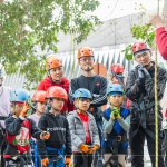 聽著老師的詳細解說，了解攀樹的安全性與技巧，無論是大人、小孩都迫不及待地準(zhǔn)備大顯身手一番。