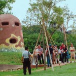 由日本藝術(shù)家-駿 河敏 構(gòu)思、並親自拼貼彩繪馬賽克的這座涵洞碉堡有一種魔力，不僅小孩堅(jiān)持要爬上幾遍冒險(xiǎn)，更讓大人漾起童心與想像力，回味那段沒(méi)有顧慮只願(yuàn)開(kāi)心玩樂(lè)的童年往事。