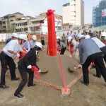 由新業(yè)大家長 穆椿松榮譽(yù)董事長(左一)領(lǐng)導(dǎo)鋤土、堆土，代表動(dòng)土工程正式開始，也象徵往後工程一切平安順利。