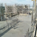 混凝土澆置完成！在建築結(jié)構(gòu)體的成形過(guò)程中，需投入大量的心力與時(shí)間成本，但新業(yè)職人建築團(tuán)隊(duì)更重視家的安全，您的幸福未來(lái)由新業(yè)來(lái)守護(hù)。