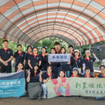 新業(yè)集結(jié)行銷(xiāo)、設(shè)計(jì)、營(yíng)建、土開(kāi)、活動(dòng)、財(cái)務(wù)、人資各部門(mén)同仁，實(shí)際參與原生苗木培育-換盆作業(yè)，希望透過(guò)復(fù)育工作，讓森林恢復(fù)自癒力。