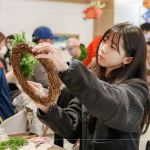 充滿祝福的節(jié)日即將到來，提前感受指尖上的聖誕，一圈圈纏繞的不只是花與葉，更是一份為自己編織的祝福與溫柔。