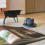 緩慢的生活不必捨近求遠(yuǎn)，一口卡布奇諾、一項(xiàng)藝術(shù)擺飾，一本雜誌中你愛(ài)的頁(yè)數(shù)，伴隨著時(shí)而飄揚(yáng)、時(shí)而雀躍的音符，幸福感恰到好處。