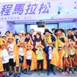 第四屆臺中城市半程馬拉松，正值萬聖節(jié)的節(jié)慶氛圍，臺中市長盧秀燕（中）與大小朋友也應(yīng)景地扮成南瓜精靈，趣味的裝扮讓馬拉松賽事更添可看性！