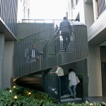 有別於直上設(shè)計(jì)的階梯，身形優(yōu)美的旋轉(zhuǎn)梯，帶領(lǐng)人們以不同角度及高度，擁有更廣更多元的視野，嘗試更多欣賞新業(yè)宜家的面向。