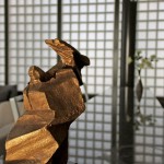 夕陽如金箔般灑上魯班獎，讓原本沉穩(wěn)的質(zhì)材更顯得高貴與尊榮，就像光與空間的關係，迎接光、採納光，讓空間張力層層推進。