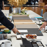 嚴(yán)選合宜的廚具板材，搭配帶有溫度的紋路設(shè)計，在建築師細(xì)膩的眼光下，規(guī)劃出最適合且匹配的物件。