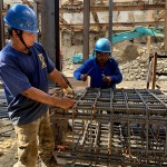 頂著赤日的高溫，職人師傅們用雙手一一的綁紮鋼筋、確實(shí)纏繞完成，培養(yǎng)出天衣無(wú)縫的默契。